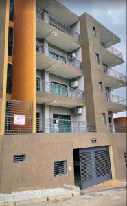 ein Mehrfamilienhaus mit zwei Balkonen auf dem Dach in der Unterkunft Come chez soi in Abidjan