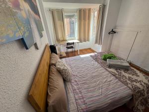a bedroom with a large bed in a room at Albalat Centro in Albalat de la Ribera