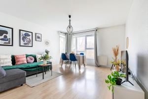 a living room with a couch and a table at Cosy Home proche RER in Noisy-le-Grand