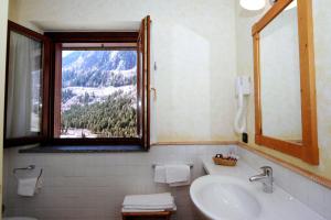 Koupelna v ubytování Hotel Alpechiara