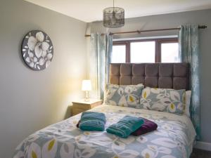 a bedroom with a bed with two pillows on it at Carp Cottage - Ukc1907 in Doddington