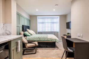 a bedroom with a bed and a desk in a room at Gillingham Luxury, LNG GRAIN, Workers, Parking, Flexible Weekly Deals in Gillingham