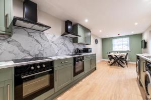 a kitchen with green and white appliances and a table at Gillingham Luxury, LNG GRAIN, Workers, Parking, Flexible Weekly Deals in Gillingham