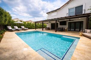 a swimming pool in the backyard of a house at Villa Miami Lakes in Hialeah