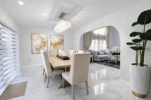 a dining room with a table and chairs at Villa Miami Lakes in Hialeah +12 photos