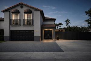 a house with a garage in front of it at Villa Miami Lakes in Hialeah