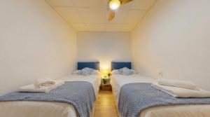 a room with two twin beds in a room at Apartamento moderno en el centro de Tavernes in Tavernes de Valldigna