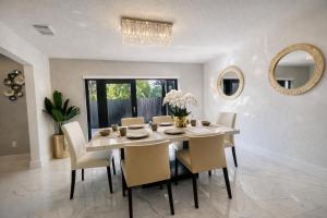 a dining room with a table and chairs at Villa Miami Lakes 2 in Hialeah