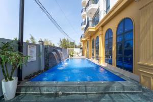 a swimming pool in front of a building at Loc Binh Hotel in Thôn Phú An
