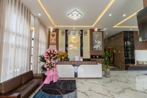 a lobby of a hotel with a table and flowers at Loc Binh Hotel in Thôn Phú An +54 photos