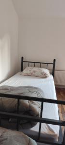 ein Bett mit Metallrahmen in einem Zimmer in der Unterkunft Magic in Razvala