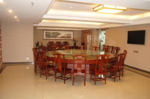 comedor grande con mesa y sillas en Guangzhou JinTang Hotel, en Guangzhou