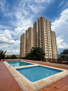 a large apartment building with a large swimming pool at Detalhes que te convida a aproveitar in Sorocaba