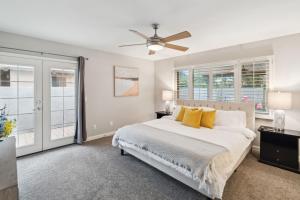 a bedroom with a bed and a ceiling fan at Spacious Scottsdale Getaway with Pool in Tempe