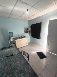 a living room with a table and a kitchen at Jr hospedaje C in Paso de los Libres