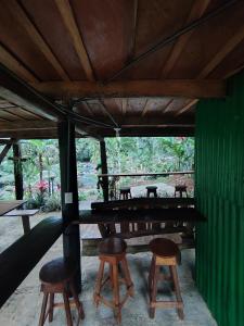 a table and some stools in a room at Cabins river blue in Rio Celeste