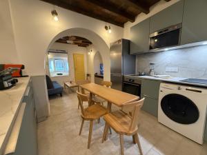 a kitchen with a table and chairs in a room at Appartement centre Toulouse Capitole in Toulouse