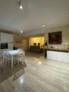 a dining room and kitchen with a table and chairs at Dar il-Wied in Għajn il-Kbira +91 photos