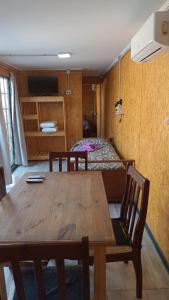 a dining table and chairs in a room with a bed at Vientos de Olavarria -Alquiler temporal in Olavarría
