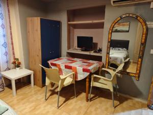 a room with a table and a mirror and a bed at KALIFORNIA CENTRAL in Alicante
