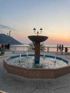 ein Brunnen mit Wasser vor dem Meer in der Unterkunft Sei ottavi in Gioiosa Marea