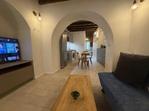 a living room with a couch and a table at Appartement centre Toulouse Capitole in Toulouse
