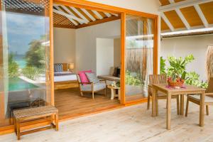 魯阿環礁的住宿－庫達福施酒店及Spa，客厅配有桌椅