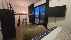 a bedroom with a bed and a flat screen tv at Serenity Elegance Suite PB in Mérida