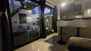 a living room with a room with a table and chairs at Serenity Elegance Suite PB in Mérida