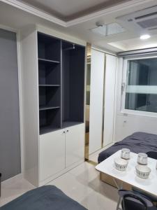 a bedroom with a bed and a table with cups on it at ValueStay Hotel 9A in Seoul +20 photos