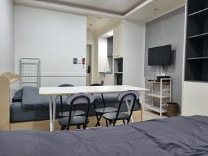 a room with a bed and a table and chairs at ValueStay Hotel 9A in Seoul