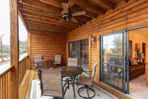 a screened in porch with a table and chairs at 1BR Village At Indian Point 601 near SDC-Free Tickets Daily up to $500 in Branson