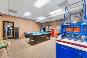 a room with a pool table and a basketball hoop at 1BR Village At Indian Point 601 near SDC-Free Tickets Daily up to $500 in Branson