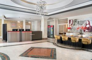 a lobby of a hotel with a table and chairs at Leonardo Hotel Düsseldorf City Center in Düsseldorf