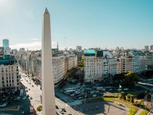 a view of the washington monument in a city at Aire Porteño in La Porteña
