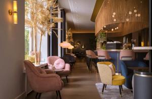 a restaurant with chairs and tables and a bar at Hotel Mannheimer Hof - Leonardo Limited Edition in Mannheim