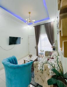a living room with a blue ceiling and a couch at Homestay Gavilla Dieng in Diyeng