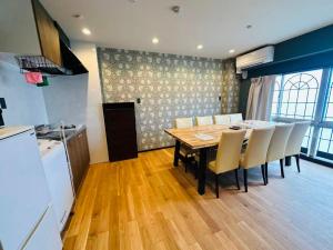 a kitchen and dining room with a table and chairs at Vacances Skytree Plaza in Tokyo