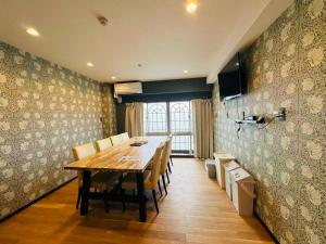 a dining room with a long wooden table and chairs at Vacances Skytree Plaza in Tokyo +32 photos