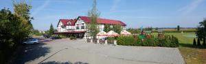 Gniewkowo的住宿－扎亞茲德哈拉索卡賓館，前面有一辆汽车停放的大房子