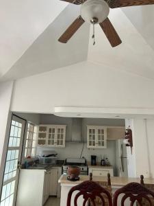 a kitchen with a ceiling fan and two chairs at Casa amueblada in Jinotepe
