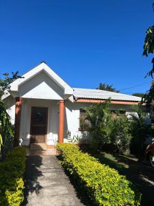 a white house with a pathway leading to it at Casa amueblada in Jinotepe