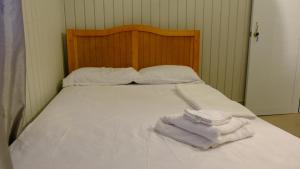 a bed with two towels sitting on top of it at Comoda casa en segunda planta in Coamo