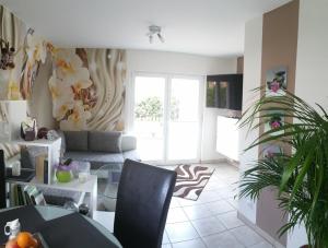 ein Wohnzimmer mit einem Sofa und einem Tisch in der Unterkunft Ferienwohnung Schusi Freital in Freital