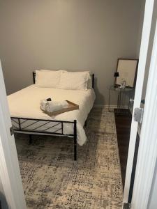 a bedroom with a bed and a mirror at Trisuites 2 in New Orleans