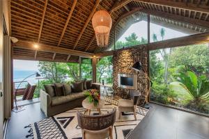 a living room with a couch and a tv at Villa Manatea in Teavaro