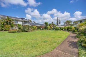 a large yard with a house and a lawn at Ballina Golf Unit in East Ballina