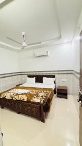 a bedroom with a bed in a room at Hotel MDP Ayodhya Near Rammandir Ayodhya in Ayodhya +41 photos