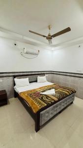 a large bed in a room with a ceiling at Hotel MDP Ayodhya Near Rammandir Ayodhya in Ayodhya