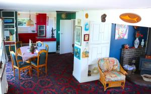 a kitchen and dining room with a table and chairs at Charming homely Cherry Villa B&B with a panorama view in Paraparaumu